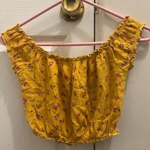 Heart & Hips cute top. Yellow w/ flowers. Adult size medium.